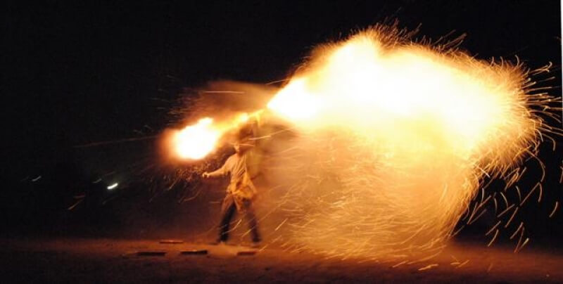 Πασχαλινό Έθιμο Καλαμάτας: Σαϊτοπόλεμος – Το ζεϊμπέκικο της φωτιάς