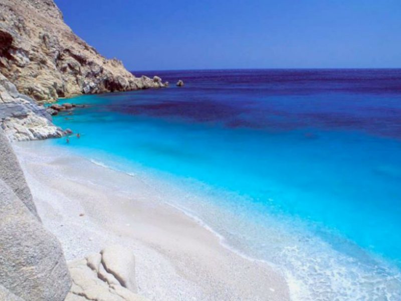 Πέντε παραλίες στην Ικαρία που πρέπει να κολυμπήσετε στα νερά τους