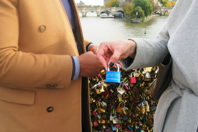 Pont-des-Arts-Lovelocked-couple-close-up-photo-by-Paige-Donner-copyright-2014-IMG-8165_54_990x660
