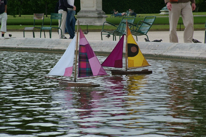 Toy-boats-near-Louvre_54_990x660