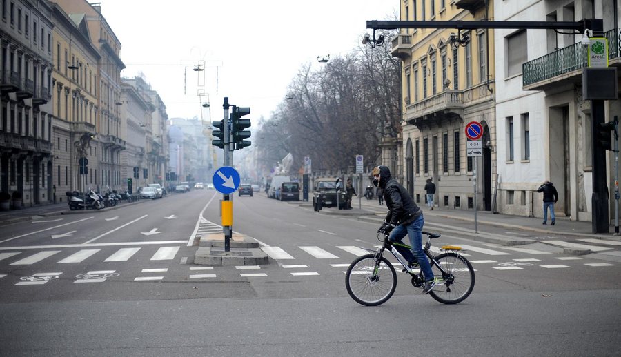 epa05082119 A cyclist rides in Porta Venezia, Milan, Italy, 28 December 2015. Traveling by car will be banned for the next three days as Milan is experiencing smog brought about by the absence of wind and rain. EPA/DANIELE MASCOLO