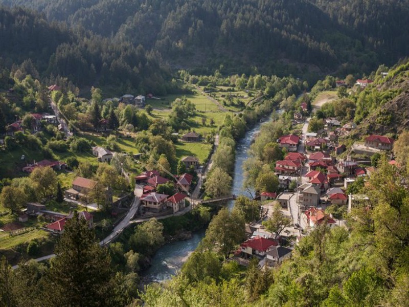 Βοβούσα: Το μοναδικό ελληνικό χωριό που χωρίζεται στα δύο από ένα ποτάμι