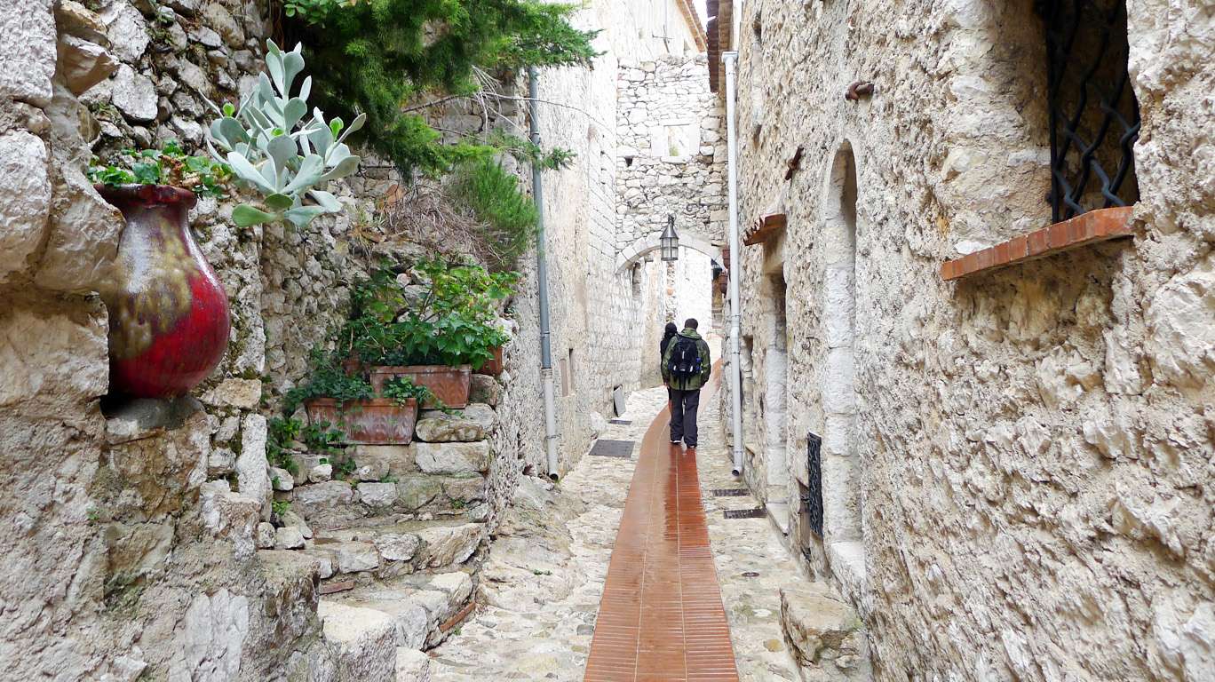Η "Las Ramblas" της Αθήνας: Πού βρίσκεται αυτός ο αξιοζήλευτος δρόμος περιπάτου με στίχους ποιητών... σε κάθε βήμα!