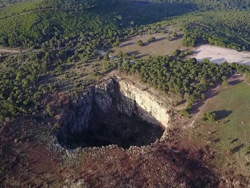 Κρατήρας σε σχήμα καρδιάς, Αθήνα, video