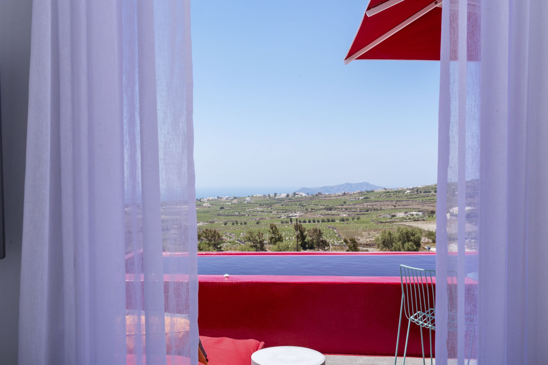 Σας βρήκαμε το ελληνικό ξενοδοχείο που έβαψε....κόκκινη τη πισίνα του!!!Σε ποιο σημείο της Ελλάδας είναι;(photos)