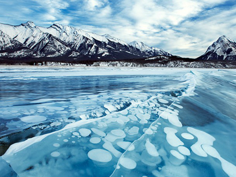 Απόκοσμες εικόνες από τον Καναδά: Η παγωμένη λίμνη με τις φυσαλίδες…