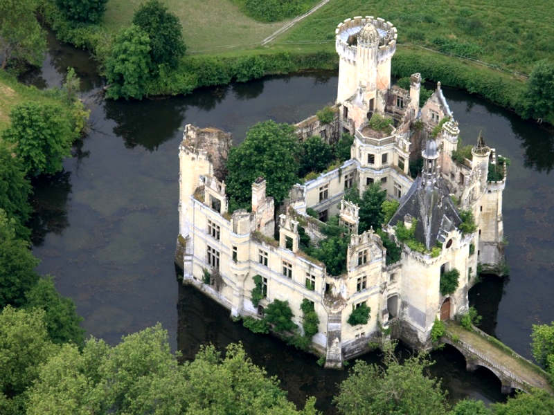 Εγιναν ιδιοκτήτες ενός ιστορικού κάστρου στη Γαλλία με ...