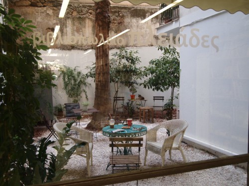 8 υπέροχοι χώροι στην Αθήνα που λατρεύουν οι βιβλιοφάγοι! (photos)
