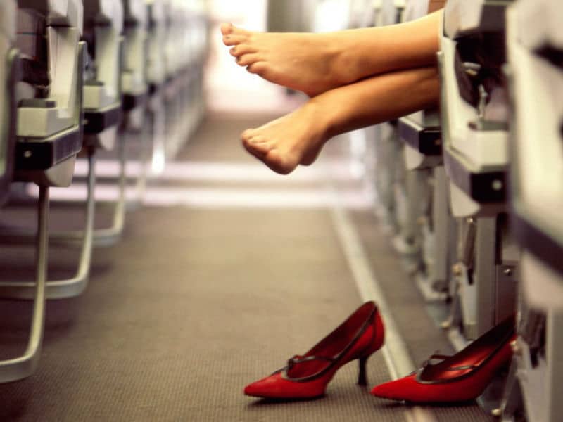 Βγάζεις τα παπούτσια σου στο αεροπλάνο; Αυτός είναι ο σοβαρός λόγος που πρέπει να το σταματήσεις