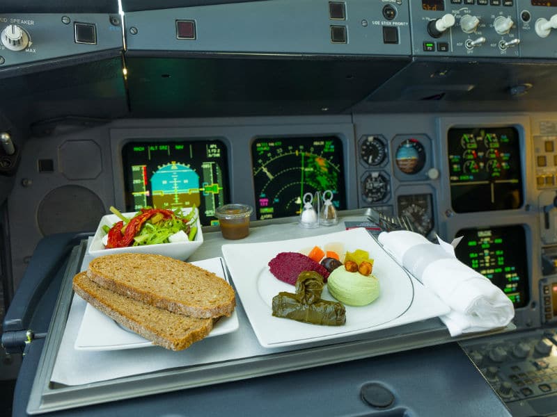 Γιατί οι πιλότοι δεν τρώνε το ίδιο φαγητό με τους επιβάτες;