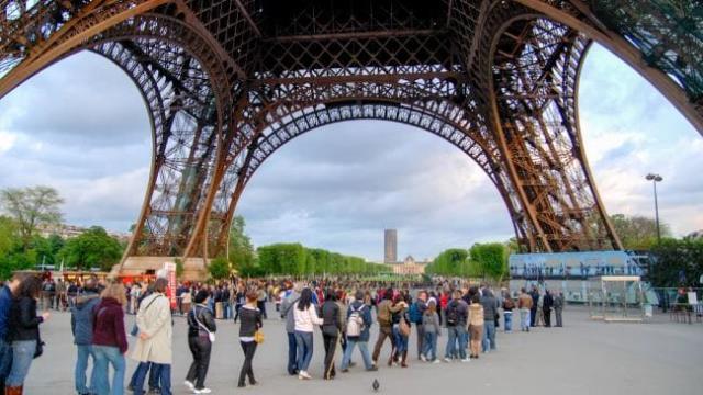 Παρίσι: Πώς να γλιτώσετε την αναμονή στον Πύργο του Άιφελ
