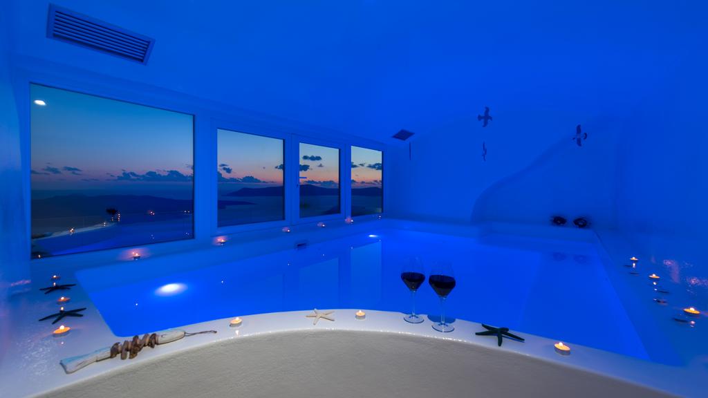 Fira Deep Blue Suites εσωτερική πισίνα