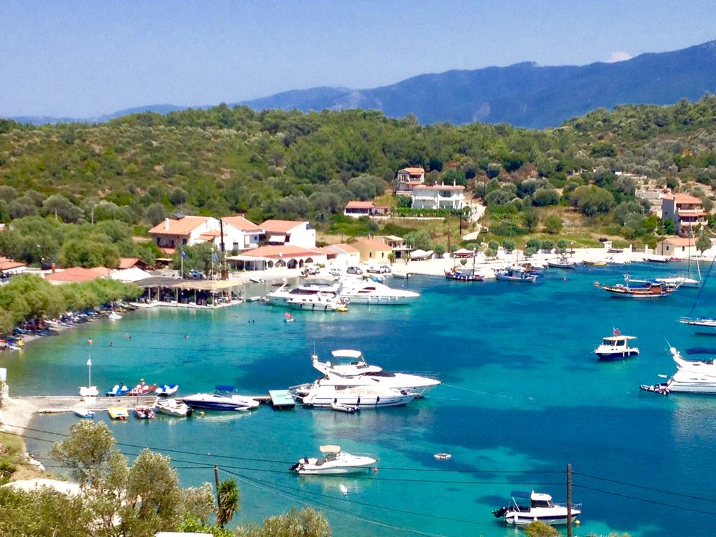 Σε ποιο ελληνικό νησί βρίσκεται το ψαροχώρι που γίνεται χαμός κάθε καλοκαίρι από ζάμπλουτους Τούρκους;