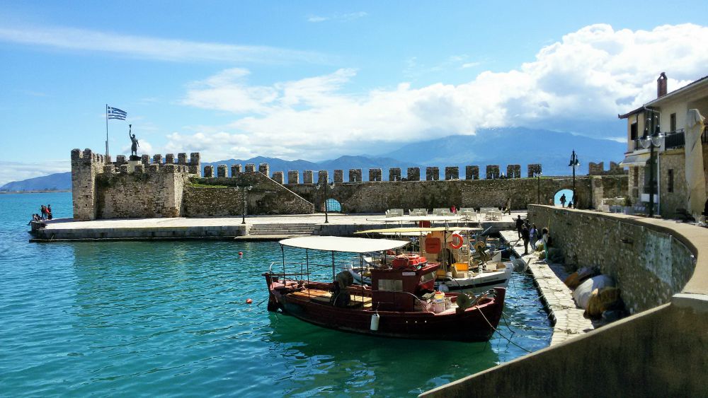 Ναύπακτος λιμάνι με βάρκες και αρχαίο φρούριο