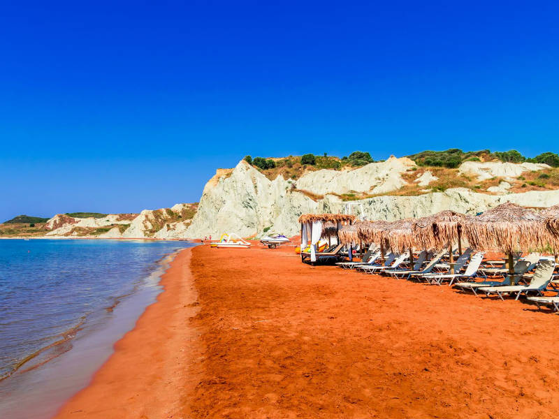 Ποια είναι η πορτοκαλί παραλία του Ιονίου που υπόσχεται ένα εξωτικό καλοκαίρι;