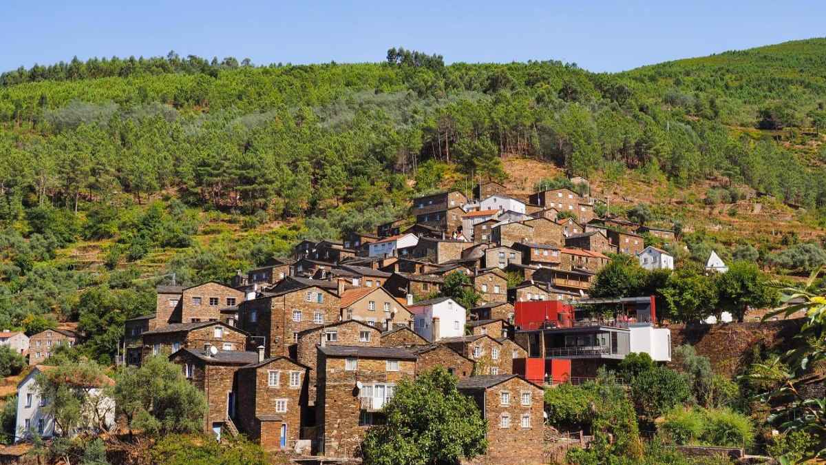 Πορτογαλία: To “πέτρινο” χωριό μέσα σε ένα καταπράσινο τοπίο με την ιδιαίτερη αρχιτεκτονική