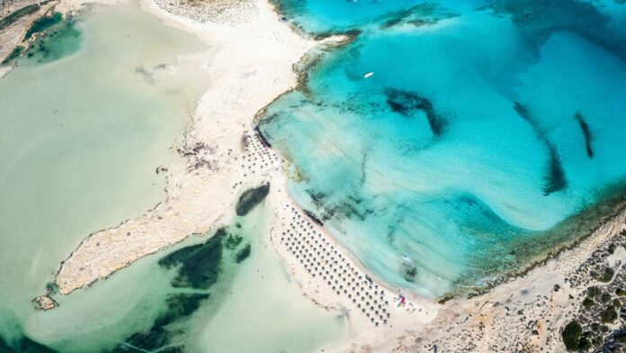 Η κρητική παραλία που είναι από τις ομορφότερες της Ελλάδας ενώ θεωρείται και από τις καλύτερες του κόσμου!