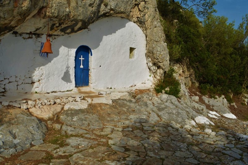 Το πανέμορφο εκκλησάκι που βρίσκεται κρυμμένο σε μια σπηλιά! Η συγκινητική ιστορία