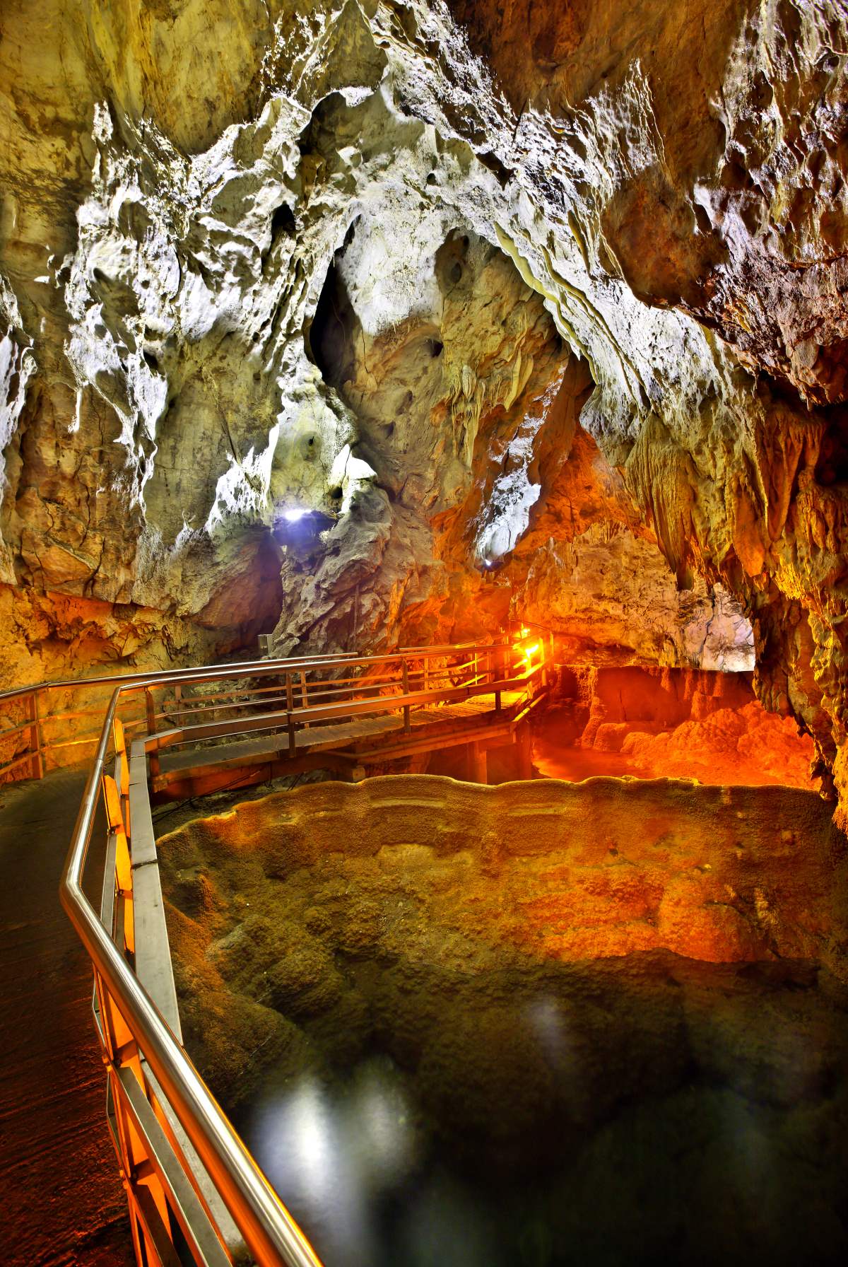 Σπήλαιο Λιμνών 