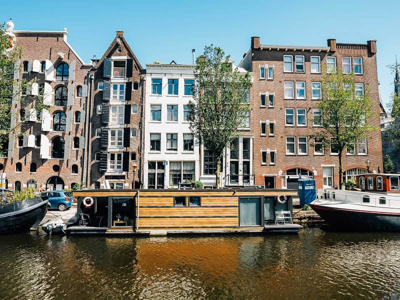Αμστερνταμ: Προτιμήστε διαμονή εν πλω στη πόλη με τα πολλά κανάλια