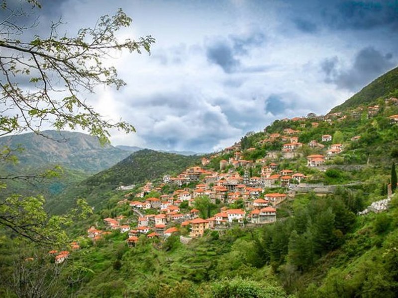 Δείτε μοναδικές φωτογραφίες από το κρεμαστό χωριό της Πελοποννήσου!
