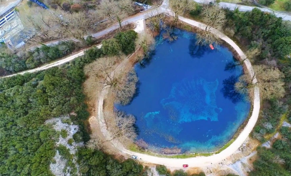 Δείτε από ψηλά την πανέμορφη λίμνη μέσα από την πυκνή βλάστηση της Ηπείρου (video drone)