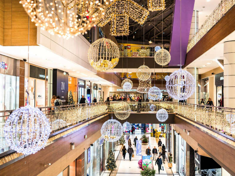 Τα εμπορικά κέντρα της Αθήνας μας βάζουν στο πνεύμα των Χριστουγέννων
