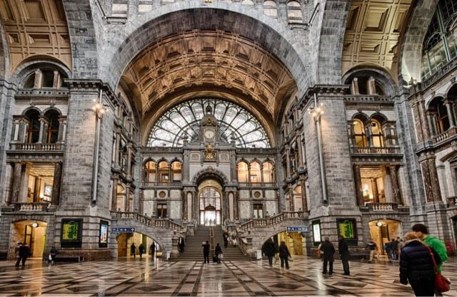 Δείτε τους πιο εντυπωσιακούς σιδηροδρομικούς σταθμούς της Ευρώπης!