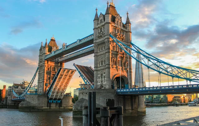 Tower Bridge: Ξενάγηση στην εντυπωσιακή γέφυρα του Λονδίνου