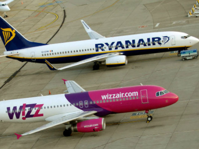 Ryanair και Wizz Air "έφαγαν" πρόστιμο για αδιαφανείς χρεώσεις χειραποσκευών