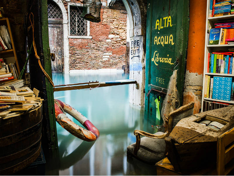 Βενετία: Ένα ξεχωριστό βιβλιοπωλείο μέσα στο νερό