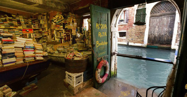 Βενετία: Ένα ξεχωριστό βιβλιοπωλείο μέσα στο νερό