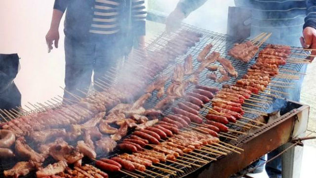 Πως γιορτάζουν την Τσικνοπέμπτη σε διάφορα μέρη της Ελλάδας
