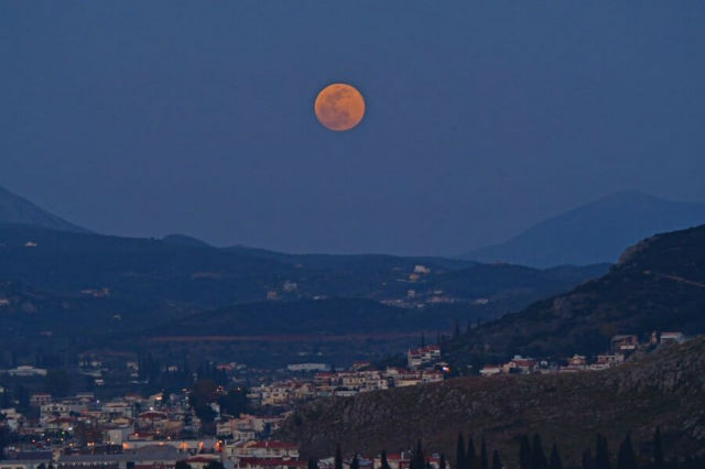 Εντυπωσιακές φωτογραφίες από την υπερπανσέληνο του Φεβρουαρίου!