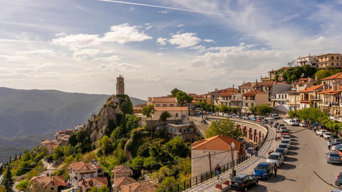 Πανοραμική εικόνα της Αράχωβας, ο κεντρικός δρόμος