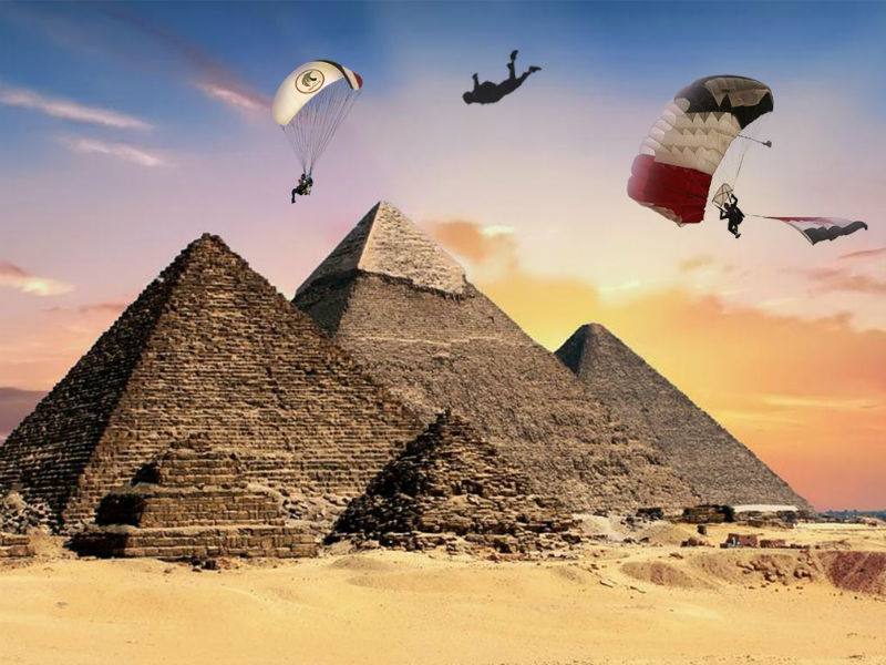 Εντυπωσιακή ελεύθερη πτώση πάνω από τις πυραμίδες της Γκίζας!