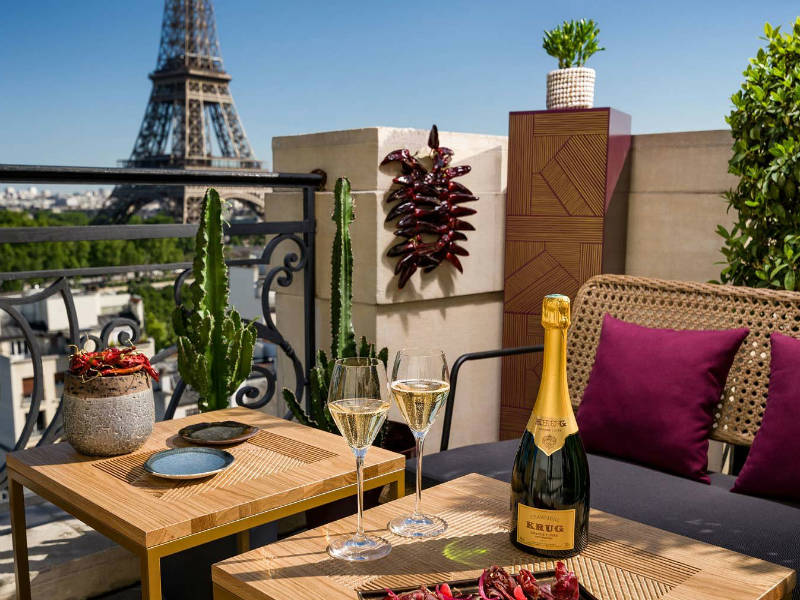 Το champagne bar στο Παρίσι, που έχει ίσως την καλύτερη θέα στον Πύργο του Άιφελ!