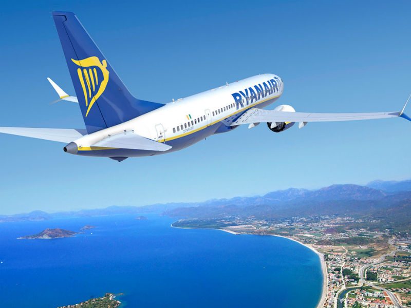 Ryanair, αεροσκάφος πάνω από τη θάλασσα