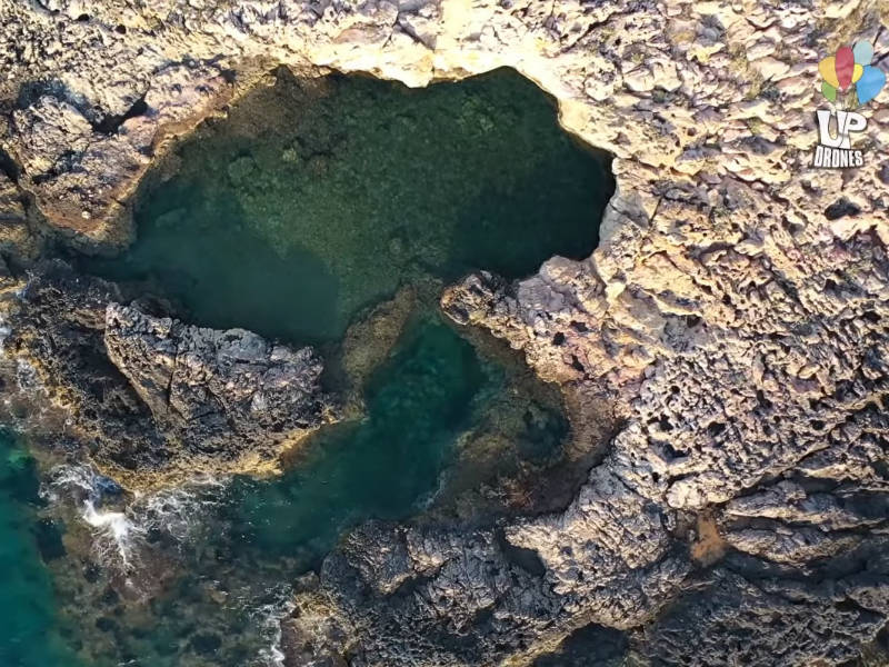 Κακιά θάλασσα: Το νησάκι με τη φυσική πισίνα σε απόσταση αναπνοής από την Αθήνα!