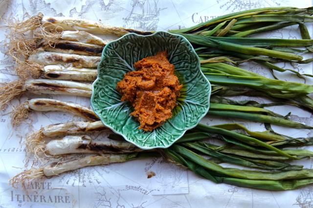 calcots and romesco sauce - φαγητό Βαρκελώνη