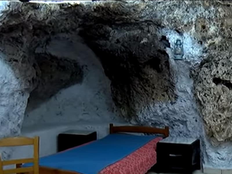 Airbnb: Διαμονή σε σπηλιές... λεπρών στην Κρήτη