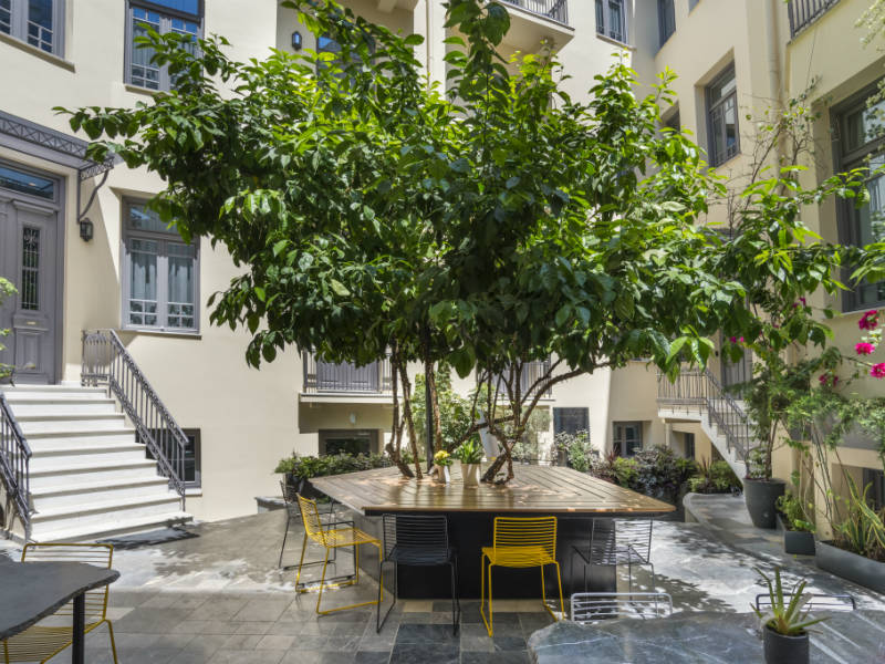 in[n]Athens: Το ξενοδοχείο στην καρδιά της Αθήνας με τον σκεπαστό κρεμαστό κήπο! Μια όαση μες στην πόλη!