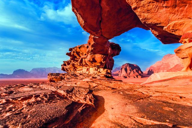 Φυσική πέτρινη γέφυρα και έρημος Wadi Rum Ιορδανία