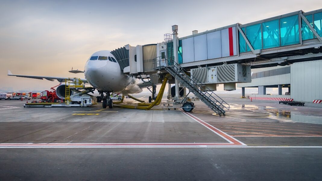 shutterstock-aeroplane boarding Αεροπλάνο επιβίβαση