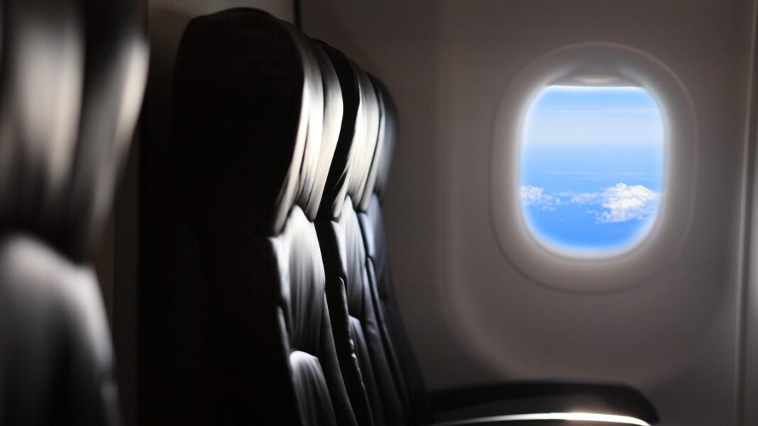 shutterstock_aeroplane seat Θέση στο αεροπλάνο δίπλα στο παράθυρο