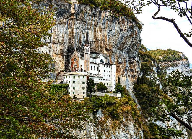 Santuario Madonna della Corona, ιταλικές άλπεις