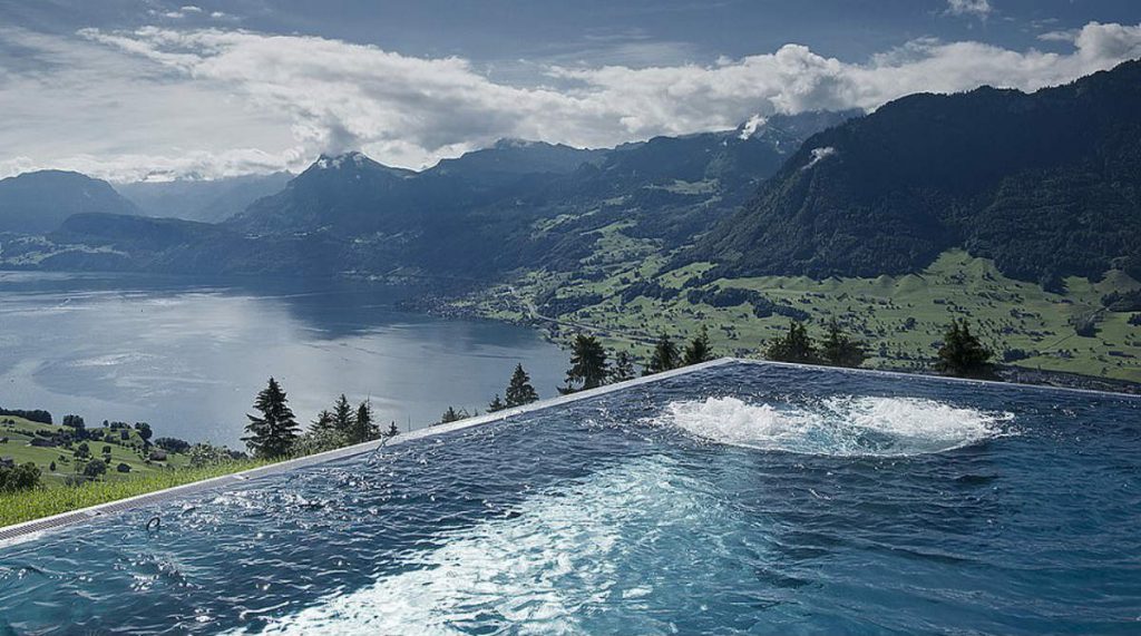 Infinity πισίνα στο Hotel Villa Honegg στην Ελβετία