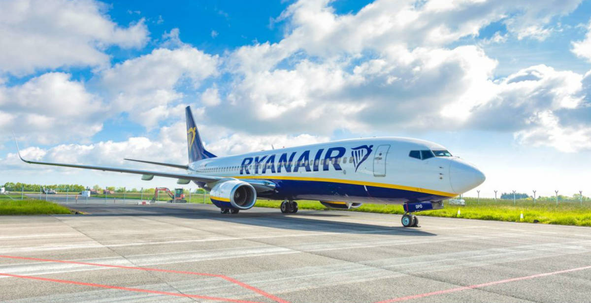 Ryanair αεροπλάνο στον διάδρομο με μειωμένη χωρητικότητα