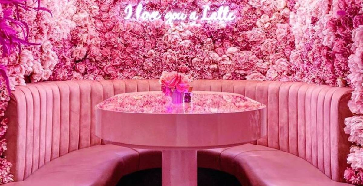 Το... ροζ καφέ στο Λονδίνο που είναι γεμάτο λουλούδια και κάνει πάταγο στο Instagram!
