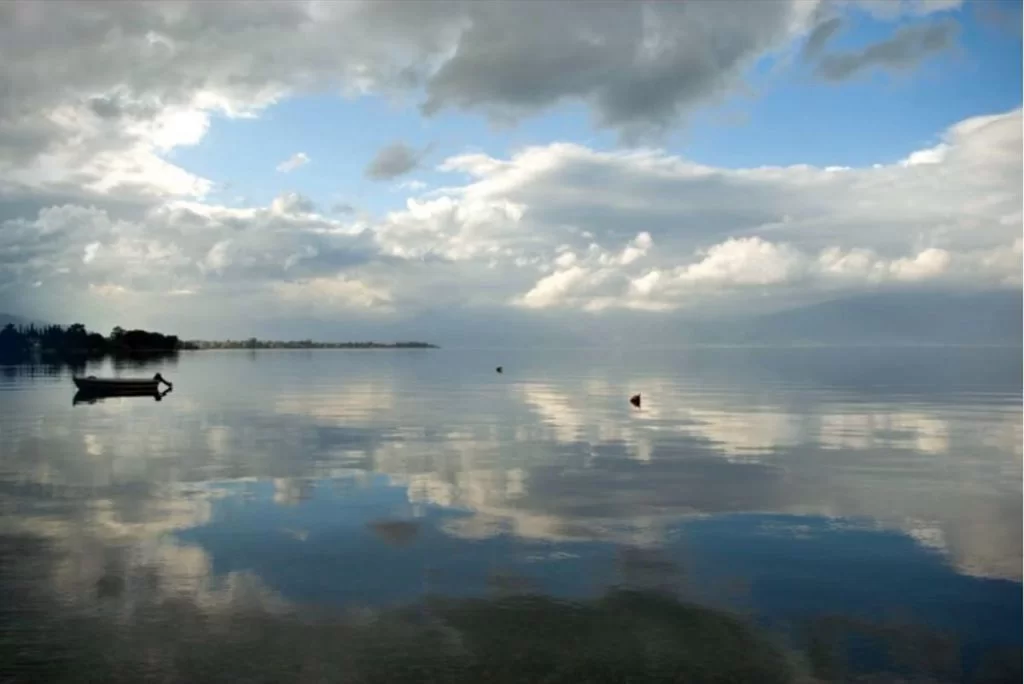 Συννεφιασμένη όψη της παραλίας Άκολη